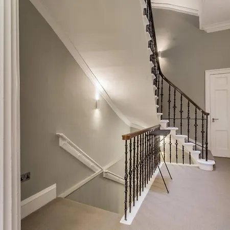 Joivy Luxurious 2Br Home Near Haymarket Station Edinburgh Exterior photo